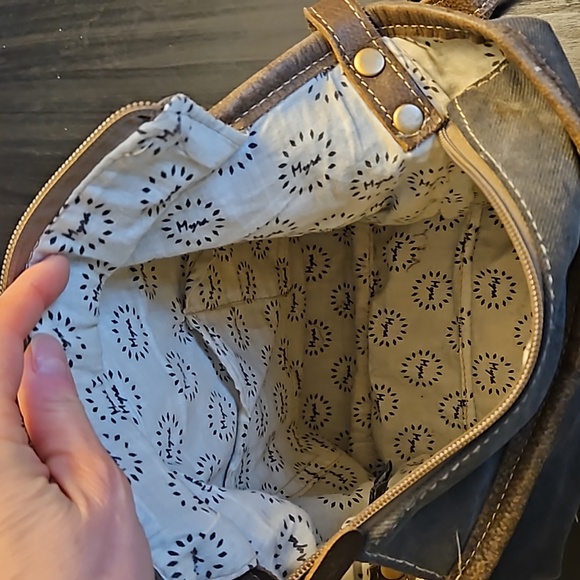Myra Crossbody Western Bag - Picture 7 of 13